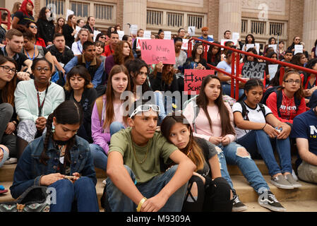 Des centaines d'élèves du secondaire de Tucson à pied hors de la classe à Tucson, Arizona, USA, le 14 mars 2018, en souvenir des victimes de la fusillade à Mar Banque D'Images