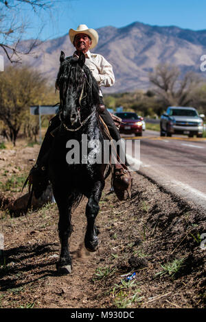 Vaquero montando su caballo. Imagen Imuris y la tipa en Sierra de Sonora au Mexique. Banque D'Images