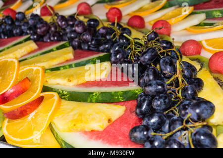 Ou l'architecture des compositions de fruits frais coupés pour les buffets d'été typique. fruits de Sicile, rafraîchissant et sain. Banque D'Images