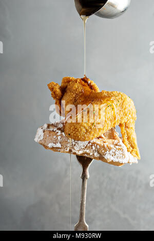 Aile de poulet frit avec une gaufre sur une fourchette de sirop, sur la nourriture du sud concept Banque D'Images