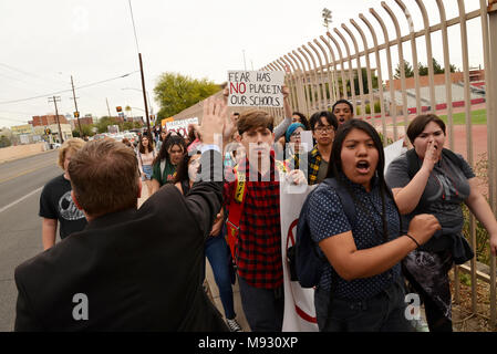 Des centaines d'élèves du secondaire de Tucson à pied hors de la classe à Tucson, Arizona, USA, le 14 mars 2018, en souvenir des victimes de la fusillade à Mar Banque D'Images