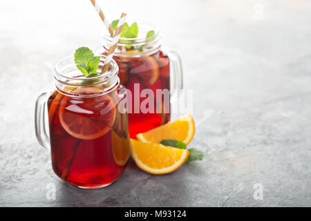 Sangria estivale avec cirtus fruits en pot Mason Banque D'Images