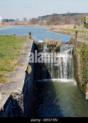 Le cours supérieur de la North Walsham et Dilham Canal à Ebridge, Norfolk sont en cours de restauration par l'ancien Canal Company pour les loisirs et la conservation. Banque D'Images