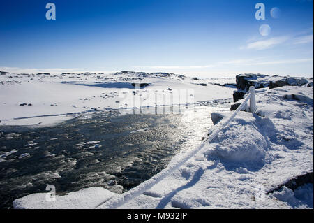 Point de vue dans un paysage de neige près de la cascade Dettifoss sur la rivière Jokulsa a Fjollum, Islande Banque D'Images