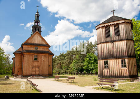 Musée du Village de Mazovie Sierpc, Pologne. Église en bois traditionnel entouré d'arbres et ciel nuageux, ciel bleu Banque D'Images