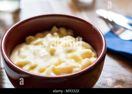 Macaroni au fromage dans un bol Banque D'Images