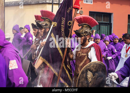 Homme avec trois costumes soldat marcher dans la procession de San Bartolomé de Becerra, Antigua, Guatemala Banque D'Images