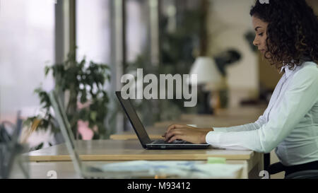 Concentrés office worker typing on laptop, occupé employé travaillant sur le projet Banque D'Images