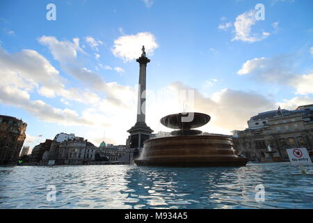 Une fontaine à Trafalgar Square, Londres, Angleterre Banque D'Images