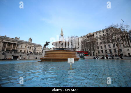 Une fontaine à Trafalgar Square, Londres, Angleterre Banque D'Images