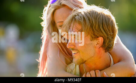 Man carrying girlfriend sur l'arrière, beau couple romantique, les relations d'offres Banque D'Images