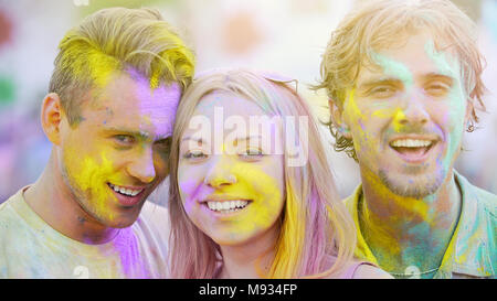 Heureux visages de belles jeunes couvertes en couleurs smiling at camera Banque D'Images