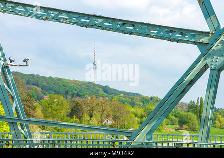 Dresde, Saxe, Allemagne - La tour de télévision, vue entre les accolades de la Pont Blue Wonder. Banque D'Images