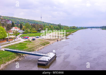 Vue depuis le pont Blue Wonder Blasewitz dans l'Elbe jusqu'à la tour de télévision et le jardin Körner, Dresde, Saxe, Allemagne. Banque D'Images