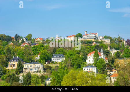 Dresde, Saxe, Allemagne - Vue depuis le pont Blue Wonder au logements de luxe à la pente à côté de l'Elbe, dans le quartier de Loschwitz. Banque D'Images