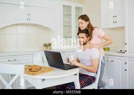 Un jeune couple est le petit-déjeuner à la table de travail, avec un Banque D'Images