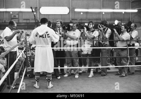 Muhammad Ali parle à des journalistes à son camp de formation d'avance sur son prochain combat contre Larry Holmes. 29 Septembre 1980 Banque D'Images