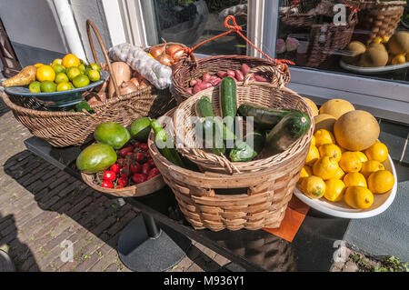 De nombreux types de fruits disposés dans des paniers et des plats internationaux à l'extérieur Banque D'Images