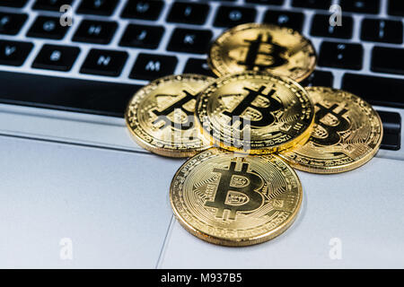 Pièces Cryptocurrency sur clavier Banque D'Images