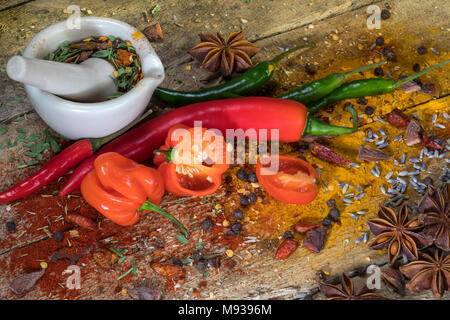 Hot Chili Peppers - herbes et épices sur une table de ferme rustique. Banque D'Images