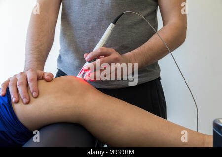 La thérapie au laser sur un genou employé pour traiter la douleur. selective focus Banque D'Images