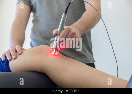 La thérapie au laser sur un genou employé pour traiter la douleur. selective focus Banque D'Images