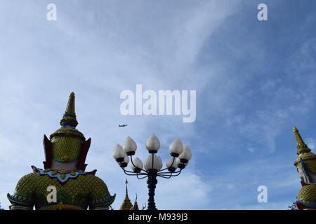 2 têtes de statue bouddhiste tiré de l'arrière avec un postlamp au milieu et un plan dans la distance prise en vacances touristiques de Koh Samui. Banque D'Images