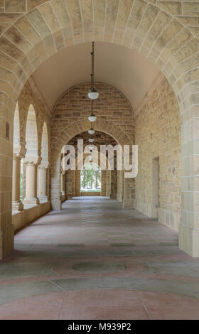 Stanford, Californie - le 19 mars 2018 : colonnade extérieure couloir de l'Université Standord Bâtiment du campus Banque D'Images