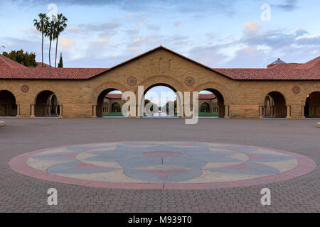 Stanford, Californie - le 19 mars 2018 : Quad principal de l'Université de Stanford, Californie, États-Unis. Banque D'Images