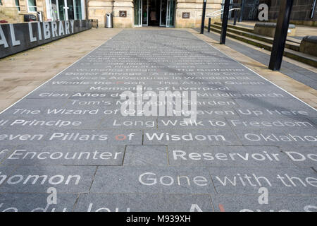 Les titres de livres mis en pavés à l'entrée de la bibliothèque centrale. St George's Quarter, Liverpool, Angleterre, Royaume-Uni Banque D'Images