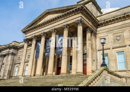 Entrée du musée du monde. William Brown Street, Liverpool, England, UK Banque D'Images