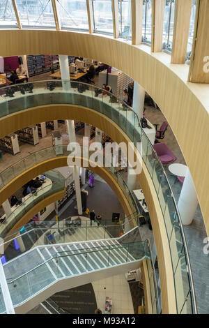 Escaliers et d'un balcon à l'intérieur de l'atrium moderne de la bibliothèque centrale de l'extension. St George's Quarter, Liverpool, Angleterre, Royaume-Uni Banque D'Images