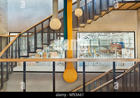 Escalier en bois avec des lanternes colorées suspendues Banque D'Images