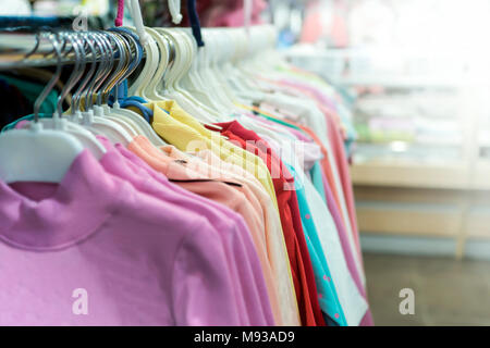 Vêtements accroché sur un cintre dans un magasin Banque D'Images