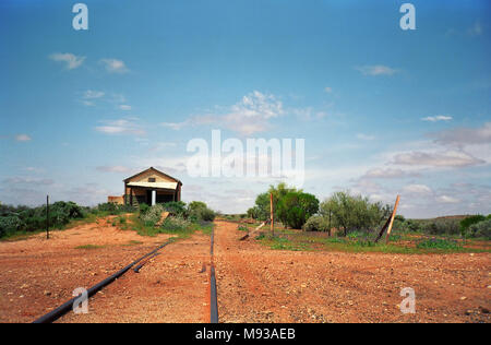 Ruiné et abandonné la station de chemin de fer et dans la ville fantôme de Silverton, NSW, Australie occidentale. Banque D'Images