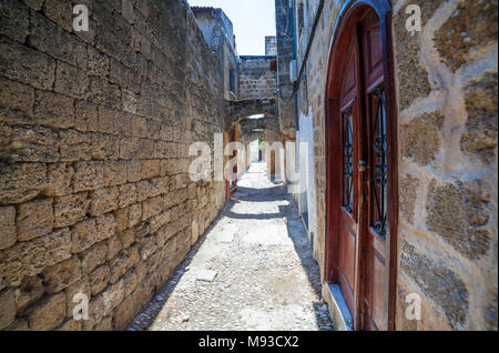 Rue étroite, l'architecture médiévale dans la vieille ville de Rhodes, Grèce Banque D'Images