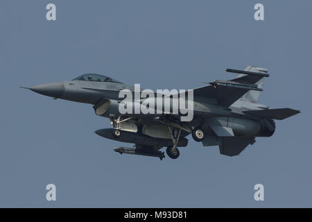 Leeuwarden, Pays-Bas 10 avr 2015 : Polonais F-16 atterrissant à Frisian Flag Banque D'Images