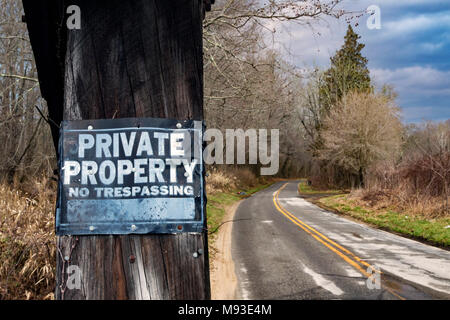 La propriété privée signe / Aucune intrusion signe sur route - Brevard, North Carolina, États-Unis Banque D'Images