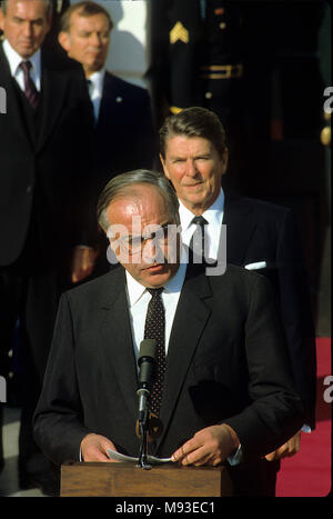 Washington, DC., USA, le 15 novembre 1988 Helmut Kolh Chancelier de l'Allemagne de l'Ouest offre des remarques au départ à l'issue de sa visite officielle à la Maison Blanche. Le président Ronald Reagan est debout derrière lui sur le podium à l'entrée de la diplomatique du Sud Maison Blanche. Credit : Mark Reinstein/MediaPunch Banque D'Images