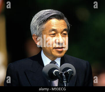 Washington, DC., USA, 13 juin 1994 l'empereur Akihito du Japon s'exprime à la tribune au cours de la cérémonie d'accueil officielle de l'Etat pour sa visite à la Maison Blanche. Akihito est l'empereur régnant du Japon, le 125e empereur de sa ligne traditionnelle du Japon selon l'ordre de succession. Il accéda au trône en 1989. Credit : Mark Reinstein/MediaPunch Banque D'Images