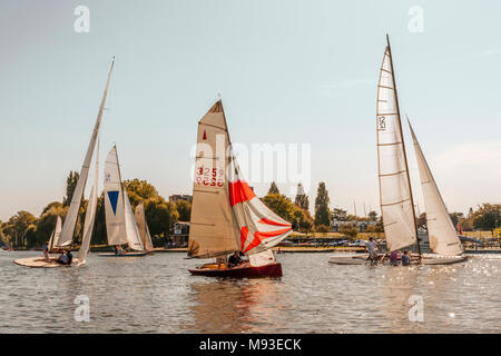 Yachts sur la tamise sur un bel après-midi ensoleillé se reflétant dans l'eau et se penchant en été grâce à la rivière et arbres paysage Banque D'Images