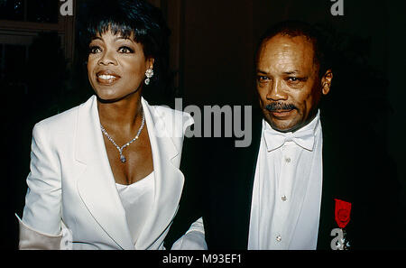 Washington, DC., USA, 13 juin, 1994 Oprah Winfrey et Quincy Jones arrivent à la Maison Blanche pour assister à un dîner d'État pour l'Empereur. Credit : Mark Reinstein/MediaPunch Banque D'Images