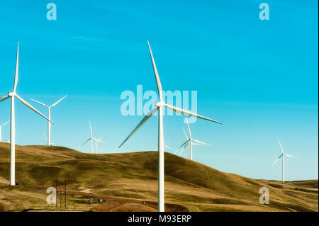 Éoliennes sont hauts placés et stark contre le haut désert paysage de collines dans la gorge du Columbia Banque D'Images