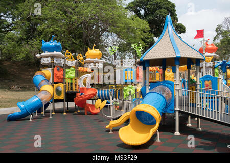 Jeux pour enfants - nouvelle escalade - monkey bars et diapositives extérieur parc Banque D'Images