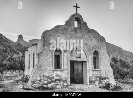 La mission d'Adobe église construite pour l'ensemble de film 'Streets de Laredo', sur le fleuve Rio Grande au Texas. Banque D'Images