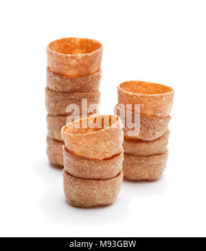 Des piles de croustades de pâte croustillante cas isolated on white Banque D'Images