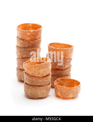 Des piles de croustades de pâte croustillante cas isolated on white Banque D'Images