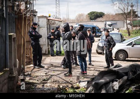 Rome, Italie. Mar 21, 2018. L'immeuble occupé en Via Vannina, dans l'Est de Rome, a été autorisé à nouveau. Ce matin, la police a effectué une descente dans le bâtiment, où vivaient environ 100 personnes, dont la majorité provenait de la Gambie et le Nigeria. l'évacuation a été réalisée sans tension, les personnes présentes (dont quelques femmes) ont été emmenés au poste de police pour identification. Credit : Andrea Ronchini/Pacific Press/Alamy Live News Banque D'Images