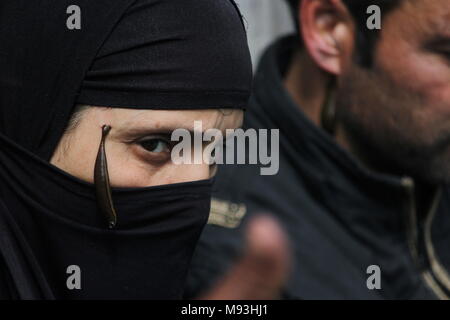 Srinagar, Inde. Mar 21, 2018. Une thérapie locale cachemiriens reçoit les sangsues dans Srinagar Hazratbal la capitale d'été du Cachemire indien. L'utilisation de sangsues du cachemire pour traiter les personnes souffrant de démangeaisons et de la douleur. Les sangsues sont souvent utilisés pour guérir les maux, de la circulation du sang à la peau en médecine traditionnelle au Cachemire Nowruz qui marque le premier jour du printemps et le début de l'année dans le calendrier Persan Crédit : Arfath Naseer/ Pacific Press/Alamy Live News Banque D'Images