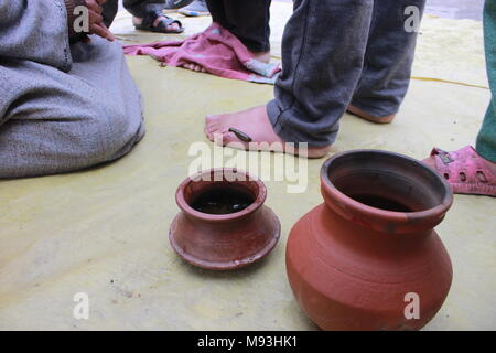 Srinagar, Inde. Mar 21, 2018. Une thérapie locale cachemiriens reçoit les sangsues dans Srinagar Hazratbal la capitale d'été du Cachemire indien. L'utilisation de sangsues du cachemire pour traiter les personnes souffrant de démangeaisons et de la douleur. Les sangsues sont souvent utilisés pour guérir les maux, de la circulation du sang à la peau en médecine traditionnelle au Cachemire Nowruz qui marque le premier jour du printemps et le début de l'année dans le calendrier Persan Crédit : Arfath Naseer/ Pacific Press/Alamy Live News Banque D'Images